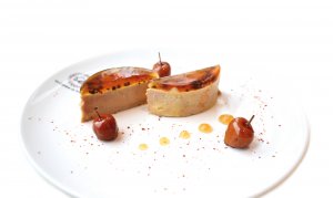 Foie gras mi cuit, consommé de boeuf à la truffe, cerises à l'aigre-doux