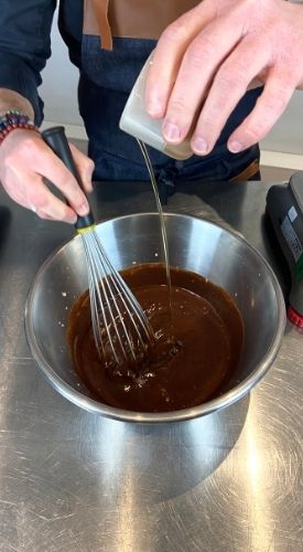 Ajout d'huile d'olive à la ganache chocolat